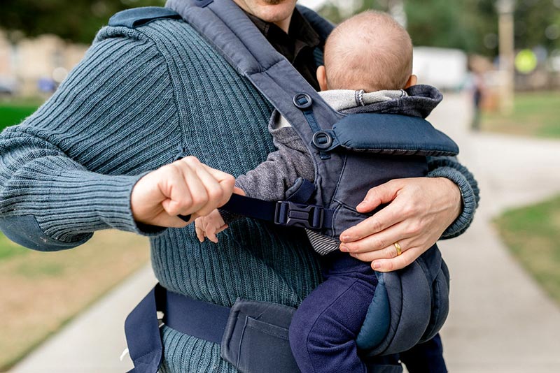 Echarpe De Portage Ou Porte Bebe Nos Conseils Avises Lait Fraise Mag