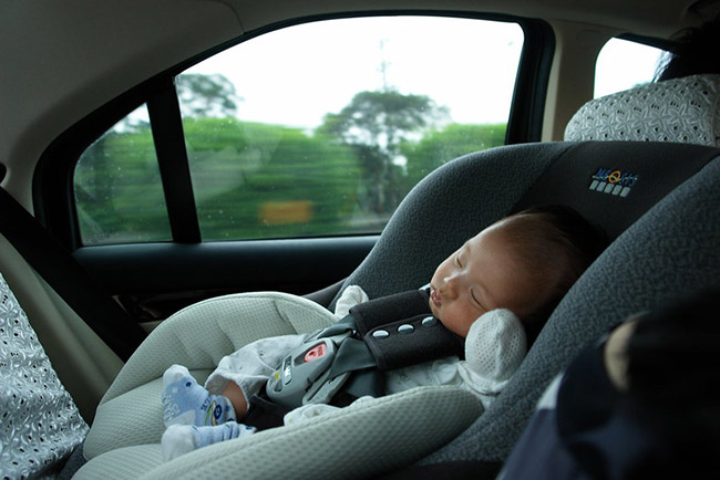 bébé qui dort dans son siège auto