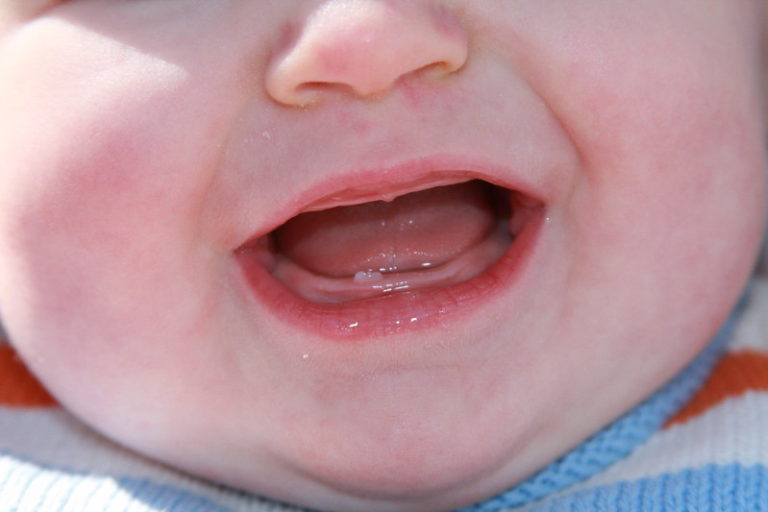 Comment soulager la poussée dentaire de votre bébé ? Lait Fraise Mag