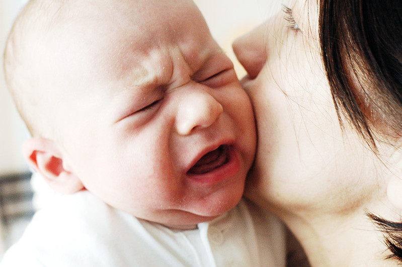 bébé pleure et maman zen