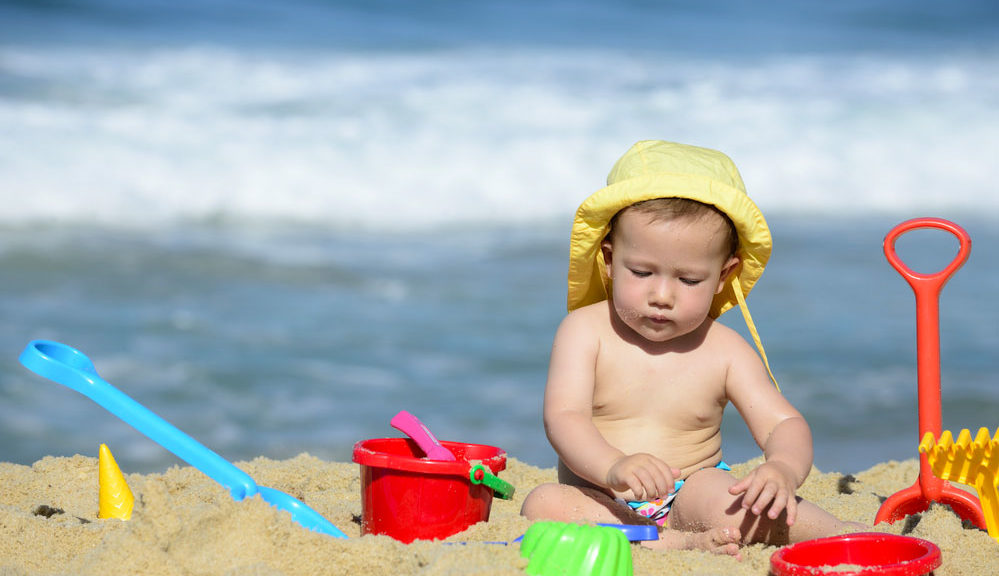 Vacances Avec Bebe Ou Voyager Que Mettre Dans La Valise Quelles Demarches Avant De Partir Nos Conseils Lait Fraise Mag