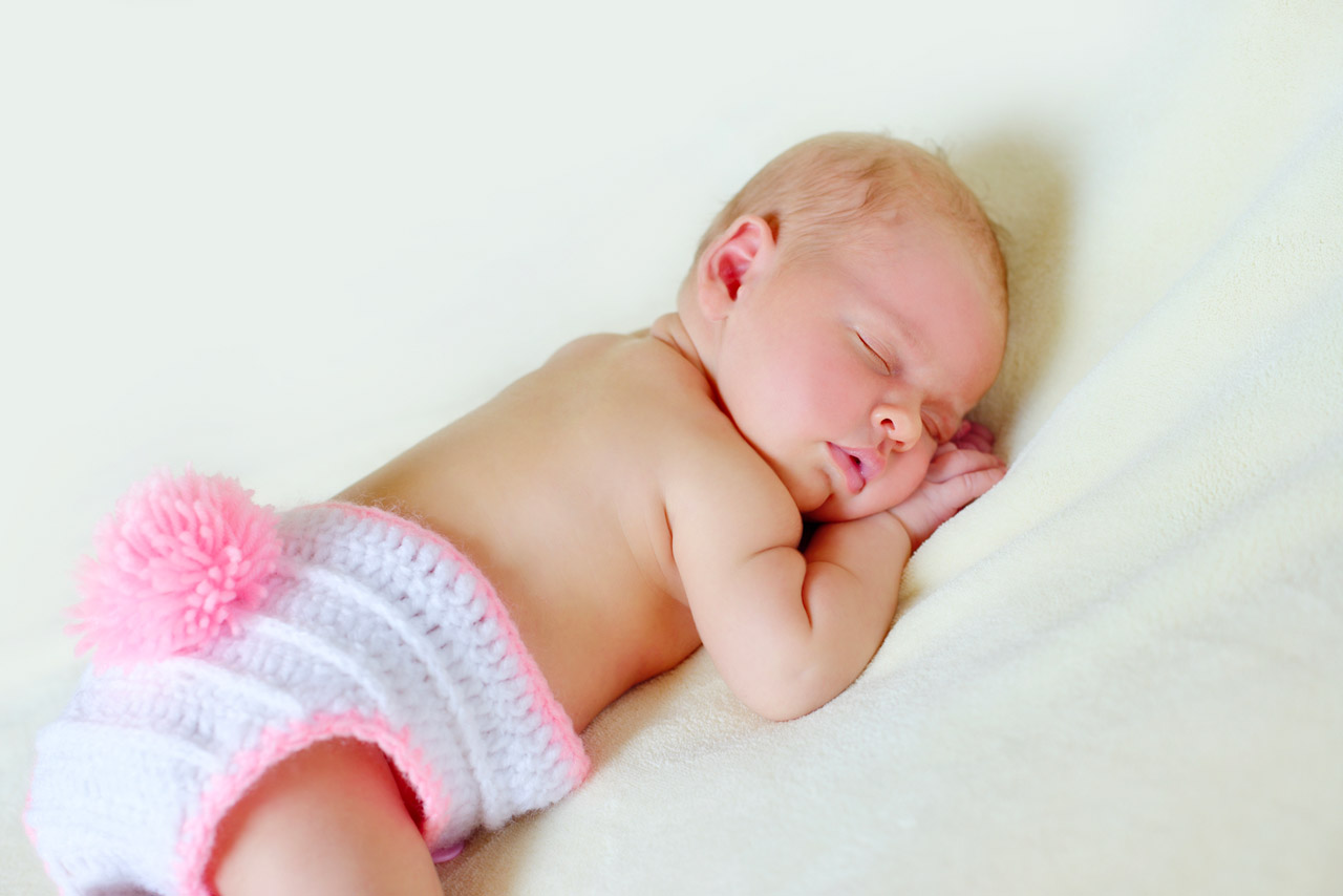 Bébé qui dort sur le ventre, bonne ou mauvaise position ?