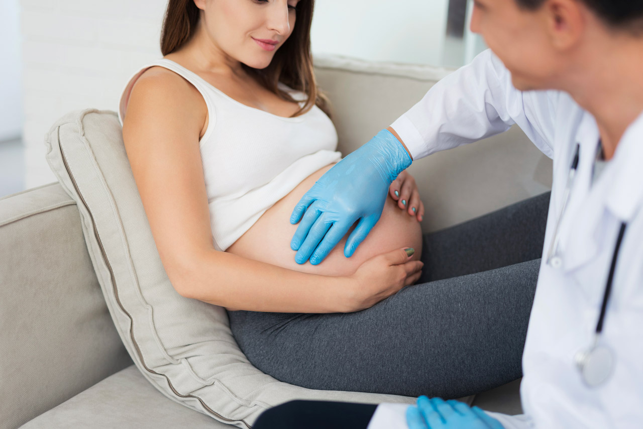 femme enceinte avec  un médecin