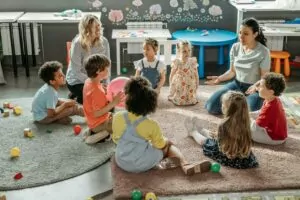 Une journée type dans la peau d’une auxiliaire de puériculture en crèche